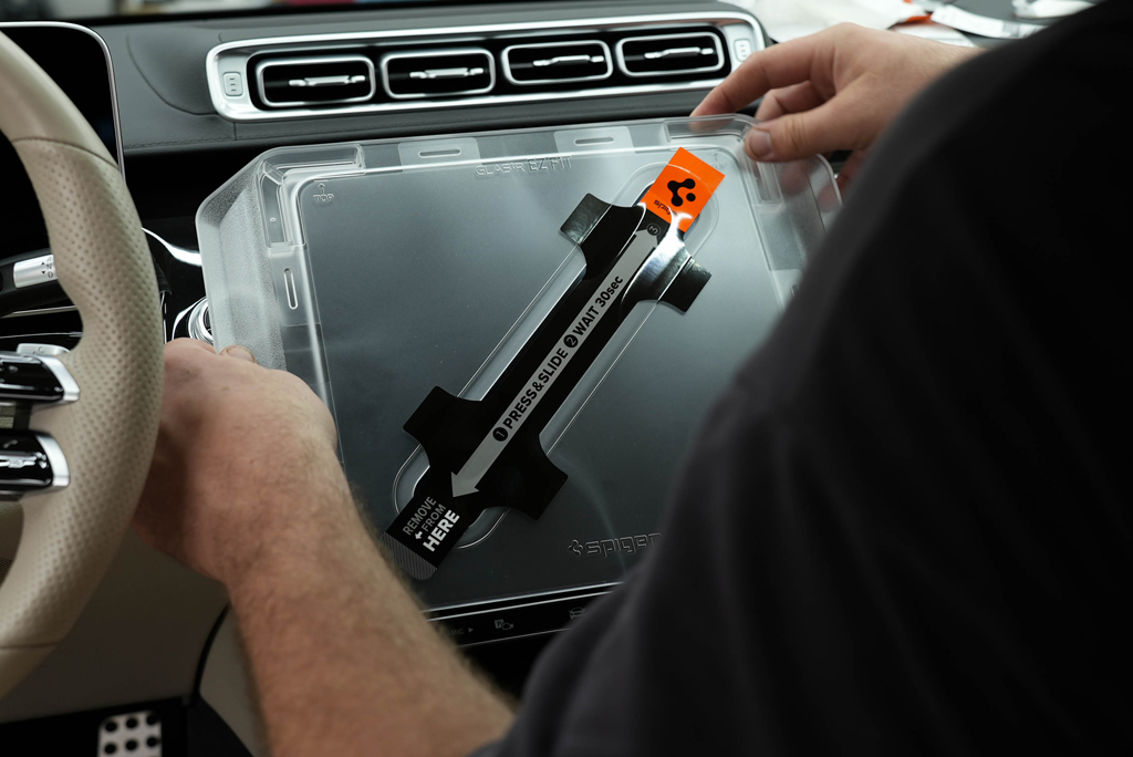 Защита экранов в салоне